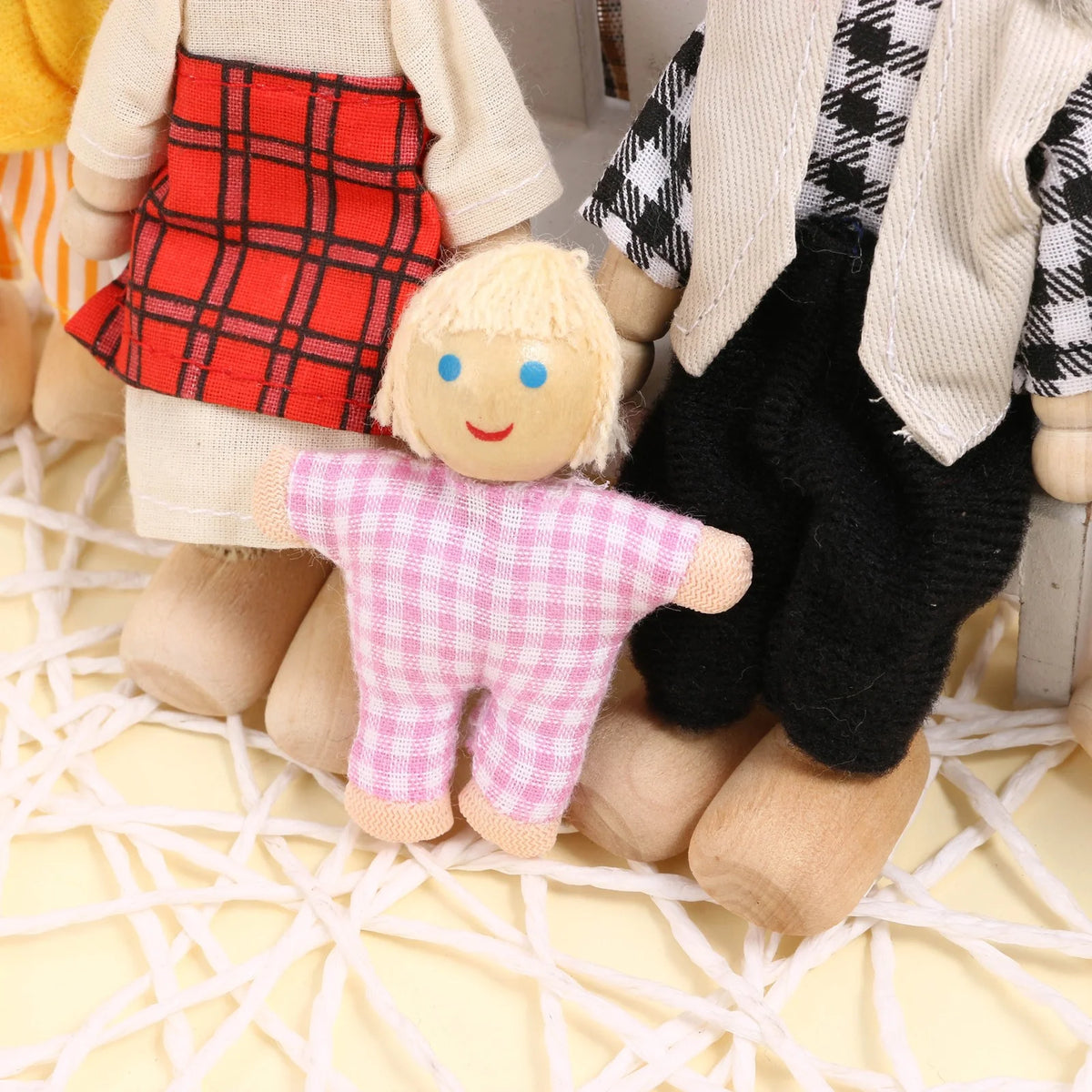 Wooden Dolls Family Playset Set of 7 Z5781