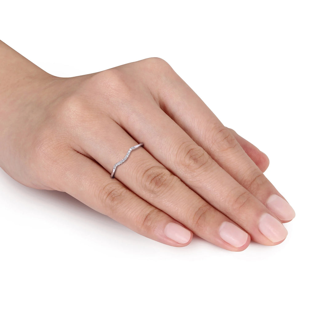 10kt White Gold Wavy Wedding Band with Shared Prong Setting Y3445
