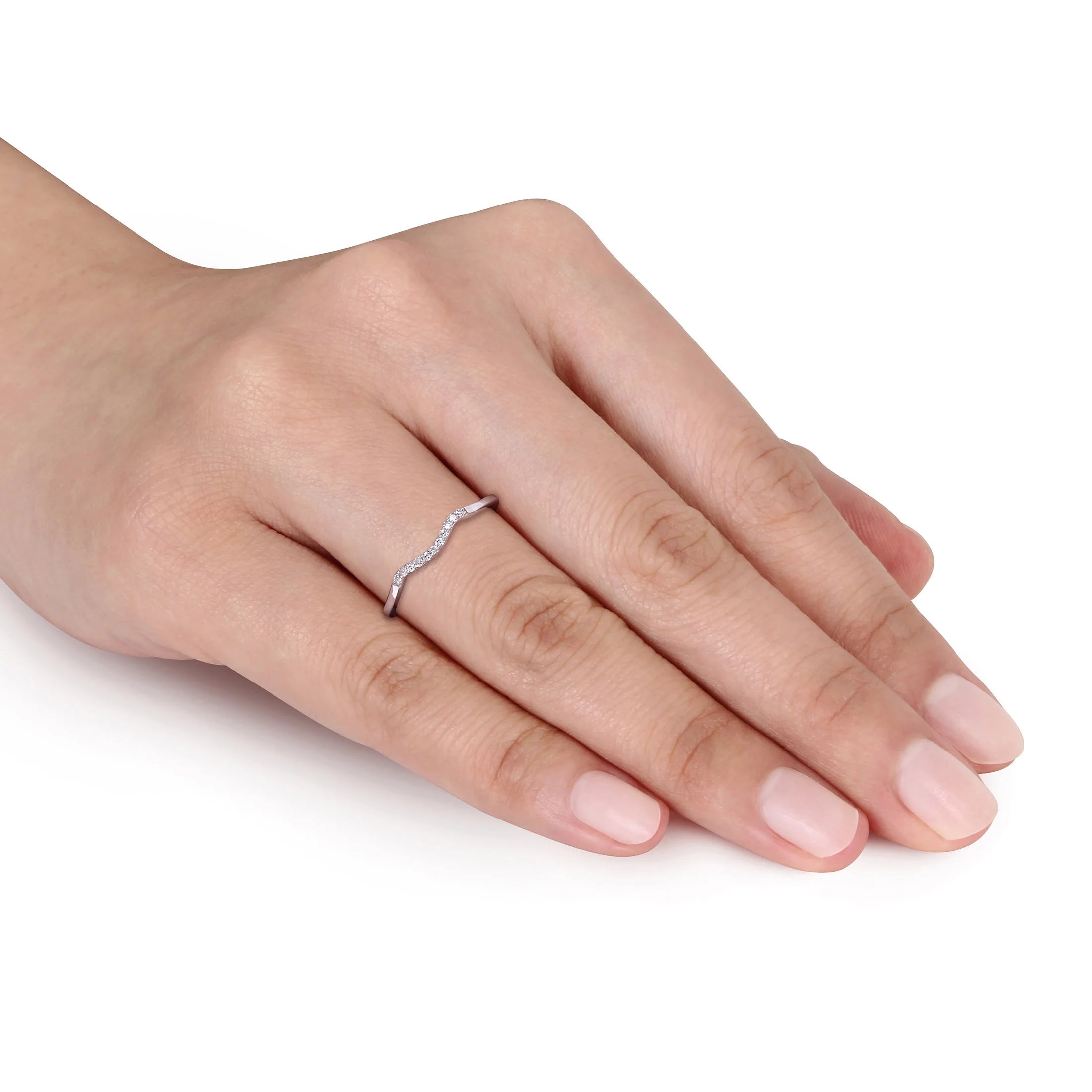 10kt White Gold Wavy Wedding Band with Shared Prong Setting Y3445